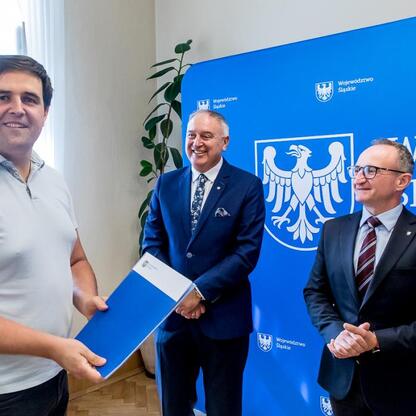 Grzegorz Boski, wicemarszałek województwa, podczas ceremonii wręczenia umów w ramach programu Owca Plus. (wygenerowano przez AI)