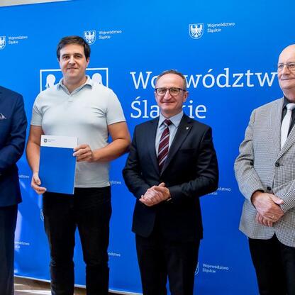 Wicemarszałek Grzegorz Boski wręcza certyfikaty w ramach programu 