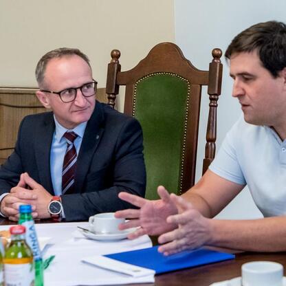 Grzegorz Boski, wicemarszałek Województwa Śląskiego, prowadzi rozmowę w konferencji dotyczącej programu Owca Plus. (wygenerowano przez AI)