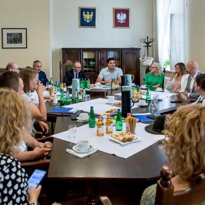 Grzegorz Boski, wicemarszałek województwa, przekazuje umowy w ramach programu Owca Plus, wspierającego ochronę przyrody i krajobrazu w Silesia. (wygenerowano przez AI)