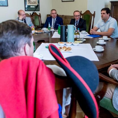 Wicemarszałek Grzegorz Boski przewodniczy spotkaniu w ramach programu Owca Plus, wspierając ochronę przyrody i krajobrazu w Silesia. (wygenerowano przez AI)