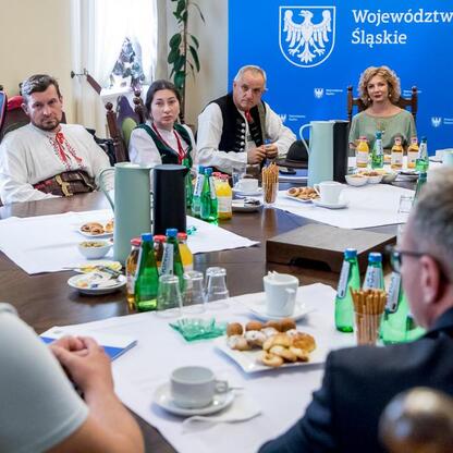 Oficjalne spotkanie wojewódzkiej administracji w Sosnowcu, podsumowanie projektu Owca Plus. (wygenerowano przez AI)