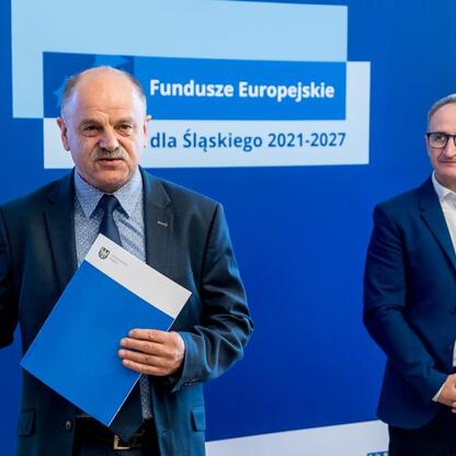 Grzegorz Boski, wicemarszałek Województwa Śląskiego, prezentuje projekt Funduszy Europejskich dla Śląska 2021-2027. (wygenerowano przez AI)
