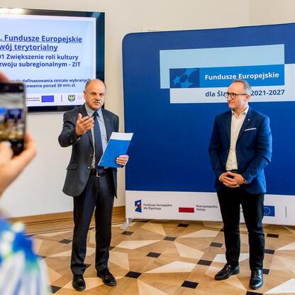Grzegorz Boski, wicemarszałek Województwa Śląskiego, prezentuje projekt funduszy europejskich dla rozwoju turystyki i kultury w regionie. (wygenerowano przez AI)