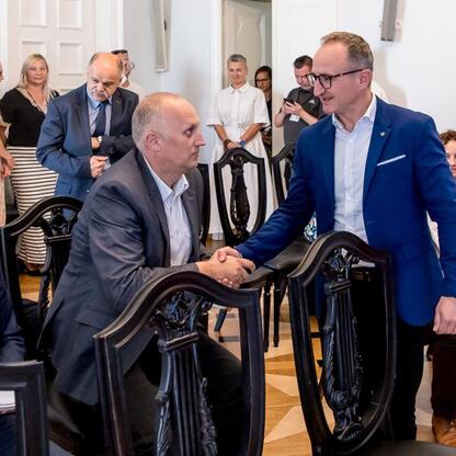 Wicemarszałek Grzegorz Boski koordynuje dyskusję o finansowaniu projektów kultury i turystyki w Sali Błękitnej Sejmu Śląskiego. (wygenerowano przez AI)