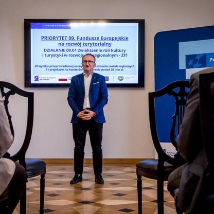 Grzegorz Boski, wicemarszałek Województwa Śląskiego, prezentuje projekty z Europejskich Funduszy dla Rozwoju Terytorialnego. (wygenerowano przez AI)