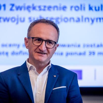 Grzegorz Boski, wicemarszałek Województwa Śląskiego, podczas konferencji o rozwoju kultury i turystyki w Silesia. (wygenerowano przez AI)