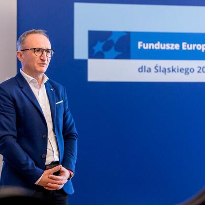 Grzegorz Boski, wicemarszałek Województwa Śląskiego, prezentuje projekty z Europejskich Funduszy dla Śląska 2021-2027. (wygenerowano przez AI)