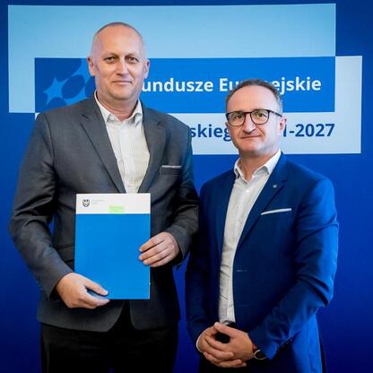 Grzegorz Boski i Marcin Ryś przedstawiają projekt funduszy europejskich dla Silesia Region 2021-2027. (wygenerowano przez AI)
