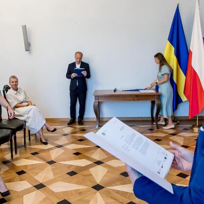 Wicemarszałek Grzegorz Boski wręcza listy gratulacyjne lokalnym gminom za projekty kultury i turystyki w Sali Błękitnej Sejmu Śląskiego. (wygenerowano przez AI)