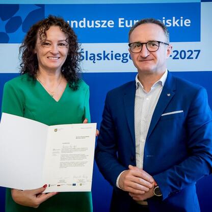 Grzegorz Boski, wicemarszałek Województwa Śląskiego, podpisuje dokumenty w ramach projektu Funduszy Europejskich dla Śląska 2021-2027. (wygenerowano przez AI)