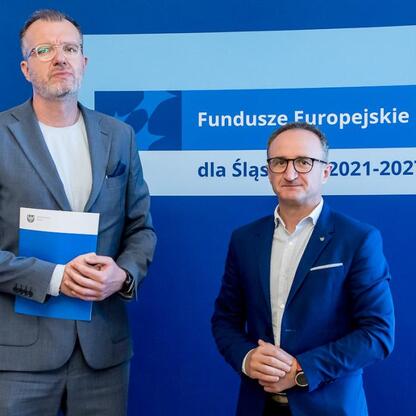 Grzegorz Boski, wicemarszałek Województwa Śląskiego, przedstawia projekt Funduszy Europejskich dla Śląska 2021-2027. (wygenerowano przez AI)