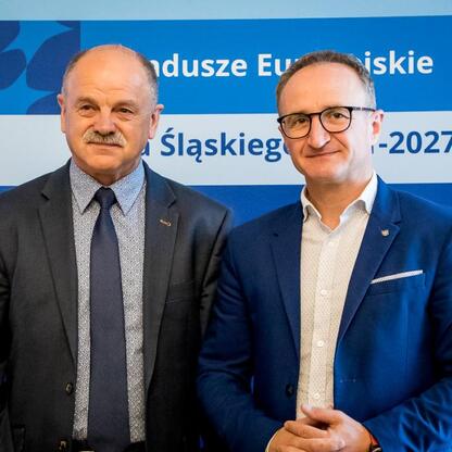 Grzegorz Boski, wicemarszałek Województwa Śląskiego, przedstawia projekty funduszy europejskich dla turystyki i kultury w Sali Błękitnej Gmachu Sejmu Śląskiego. (wygenerowano przez AI)