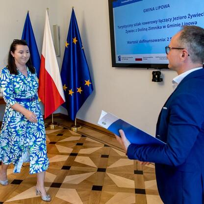 W Sali Błękitnej Gmachu Sejmu Śląskiego wicemarszałek Grzegorz Boski wręcza list gratulacyjny przedstawicielowi Gminy Lipowa, podkreślając finansowanie infrastruktury turystycznej. (wygenerowano przez AI)