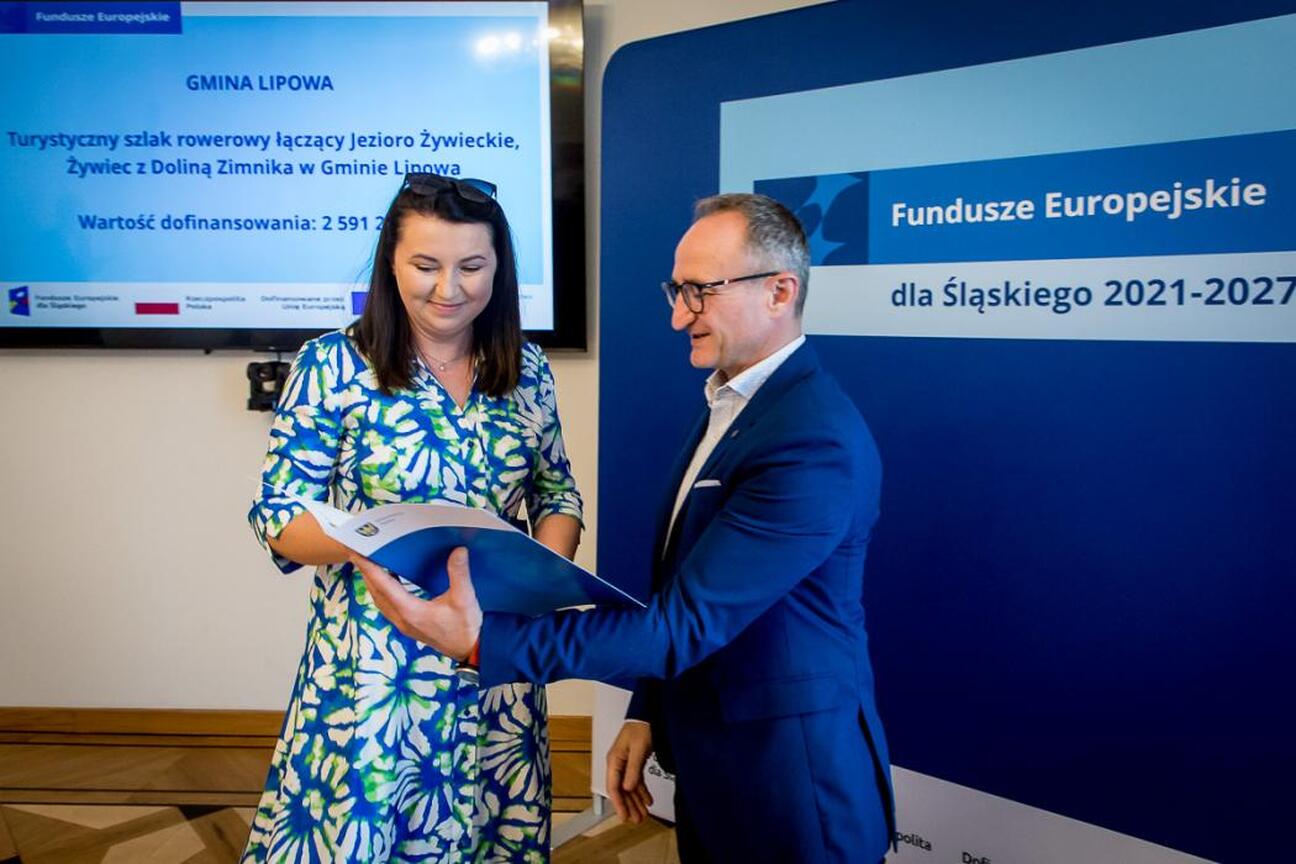Grzegorz Boski, wicemarszałek Województwa Śląskiego, wraz z grupą oficjalnych osób prezentuje projekty finansowane z Europejskich Funduszy dla Śląska 2021-2027. (wygenerowano przez AI)