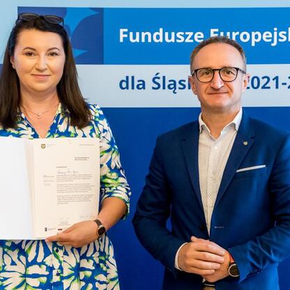 Grzegorz Boski, wicemarszałek Województwa Śląskiego, prezentuje projekt finansowany z Funduszy Europejskich dla Śląska 2021-2027. (wygenerowano przez AI)