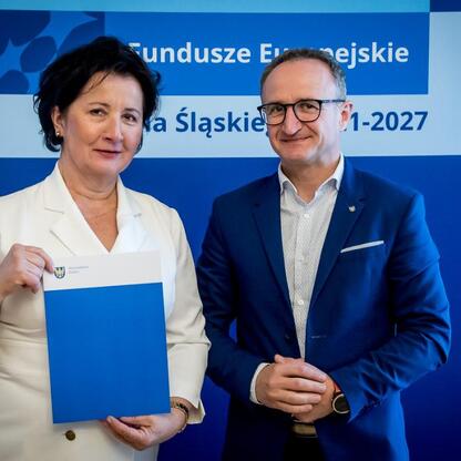 Grzegorz Boski, wicemarszałek Województwa Śląskiego, prezentuje projekty finansowane z Europejskich Funduszy dla Śląska 2021-2027. (wygenerowano przez AI)