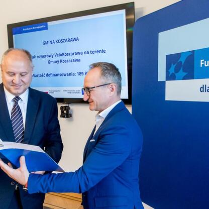 Grzegorz Boski, wicemarszałek Województwa Śląskiego, wręcza dokumenty podczas ceremonii finansowania projektów kultury i turystyki w Silesia. (wygenerowano przez AI)
