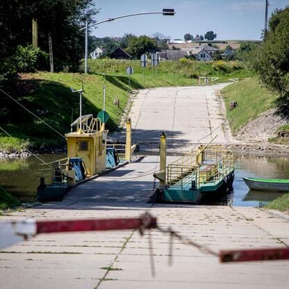Nowy most na Odrze w Raciborzu w trakcie budowy. (wygenerowano przez AI)