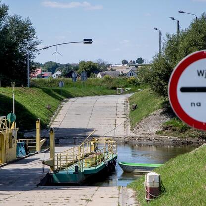 Ferry Crossing the Oder River in Racibórz, Poland (wygenerowano przez AI)