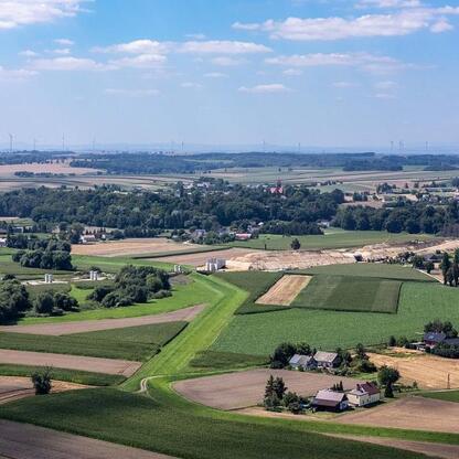 Rozbudowa mostu na Odrze w Raciborzu, widoczne elementy budowlane, infrastruktura regionalna. (wygenerowano przez AI)