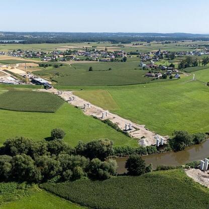 Nowy most na Odrze w Raciborzu w Śląsku. Budowa w pełnym tempie, oczekiwany oddanie do użytku w styczniu 2027 roku. (wygenerowano przez AI)