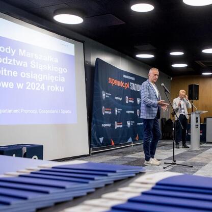 Wicemarszałek Województwa Śląskiego Leszek Pietraszek przemawia na ceremonii wręczenia nagród sportowych w Superauto.pl Stadion Śląskim. (wygenerowano przez AI)