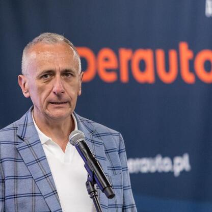 Wicemarszałek Województwa Śląskiego Leszek Pietraszek przemawia na podium podczas uroczystości wręczenia nagród sportowcom. (wygenerowano przez AI)