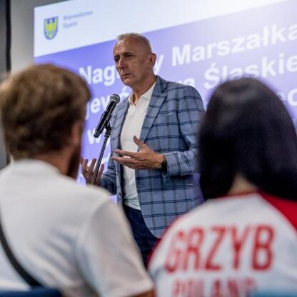Wicemarszałek Województwa Śląskiego Leszek Pietraszek przemawia na uroczystości wręczenia Nagród Marszałka Województwa Śląskiego. (wygenerowano przez AI)