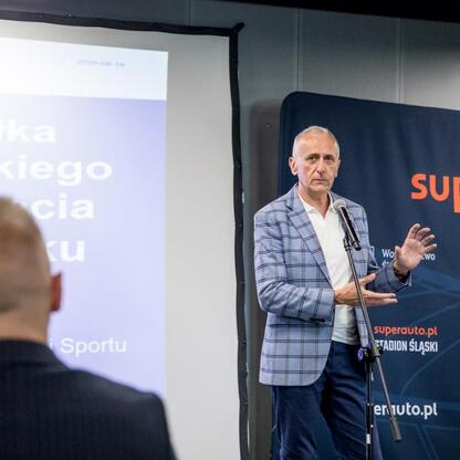 Wicemarszałek Województwa Śląskiego Leszek Pietraszek przemawia na uroczystości wręczenia nagród za wybitne sportowe osiągnięcia w Superauto.pl Stadion Śląski. (wygenerowano przez AI)