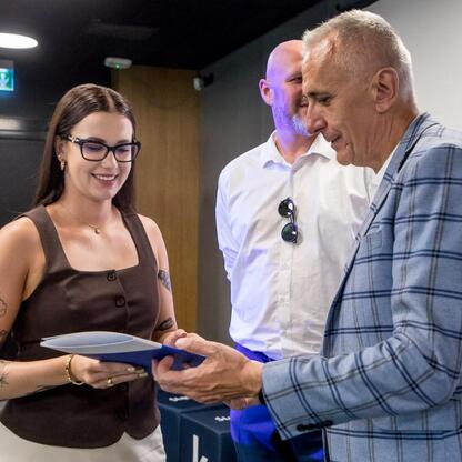 Wicemarszałek Województwa Śląskiego Leszek Pietraszek wręcza nagrodę najlepszemu sportowcowi podczas uroczystości Diamentowej Ligi w Superauto.pl Stadionie Śląskim. (wygenerowano przez AI)