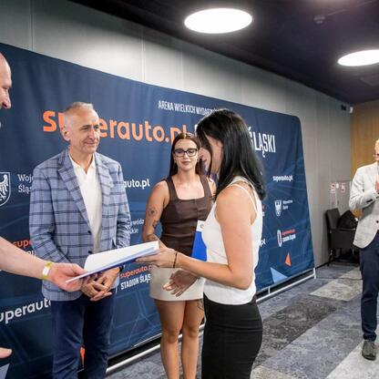 Wicemarszałek Województwa Śląskiego Leszek Pietraszek uczestniczy w uroczystości wręczenia Nagród Marszałka Województwa Śląskiego na Superauto.pl Stadionie Śląskim. (wygenerowano przez AI)