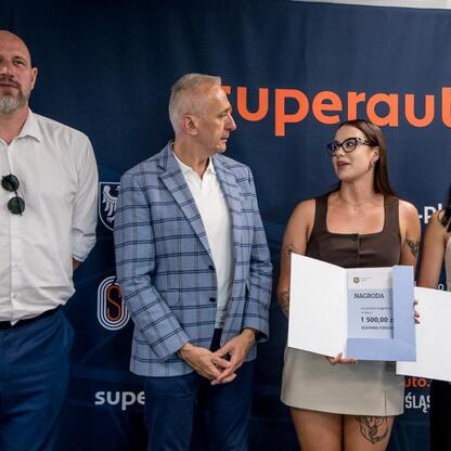 Wicemarszałek Województwa Śląskiego Leszek Pietraszek i Tomasz Majewski wręczają nagrody sportowcom na Superauto.pl Stadion Śląskim. (wygenerowano przez AI)