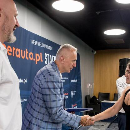 Wicemarszałek Województwa Śląskiego Leszek Pietraszek wręcza nagrody sportowcom na Superauto.pl Stadion Śląskim. (wygenerowano przez AI)
