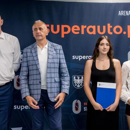 Grupa czterech osób na tle logo Superauto.pl i napisu 