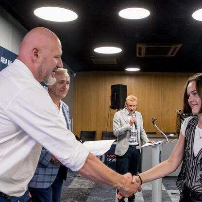 Wicemarszałek Województwa Śląskiego Leszek Pietraszek wręcza nagrody sportowcom na Superauto.pl Stadion Śląskim. (wygenerowano przez AI)