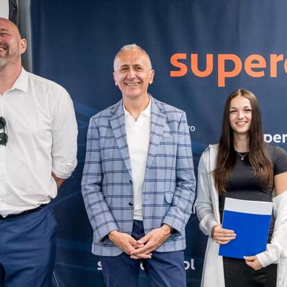 Leszek Pietraszek, wicemarszałek Województwa Śląskiego, wręcza nagrody sportowcom na Superauto.pl Stadion Śląskim. (wygenerowano przez AI)