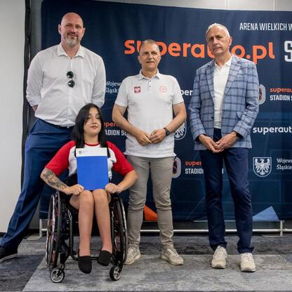Wicemarszałek Województwa Śląskiego Leszek Pietraszek wręcza nagrody sportowcom na Superauto.pl Stadion Śląski. (wygenerowano przez AI)