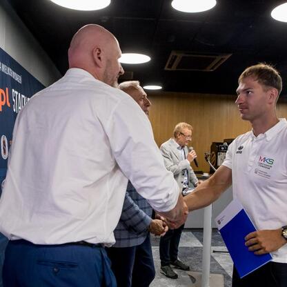 Wicemarszałek Województwa Śląskiego Leszek Pietraszek wręcza nagrody sportowcom na Superauto.pl Stadion Śląskim. (wygenerowano przez AI)