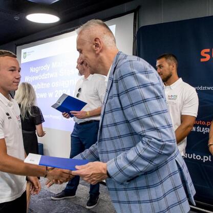 Formalna uroczystość nagradzająca sportowców za wybitne osiągnięcia w 2024 roku na Superauto.pl Stadion Śląskim. (wygenerowano przez AI)