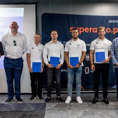 Wicemarszałek Województwa Śląskiego Leszek Pietraszek wręcza nagrody sportowcom na Superauto.pl Stadion Śląskim. (wygenerowano przez AI)