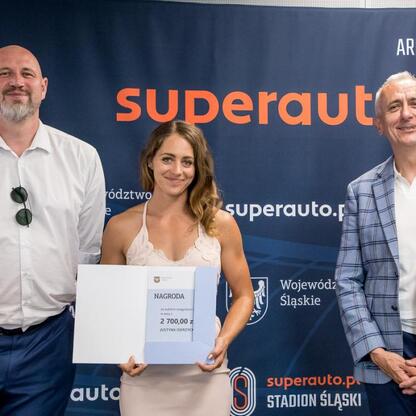 Leszek Pietraszek, wicemarszałek Województwa Śląskiego, wręcza nagrody sportowcom na Superauto.pl Stadion Śląskim. (wygenerowano przez AI)