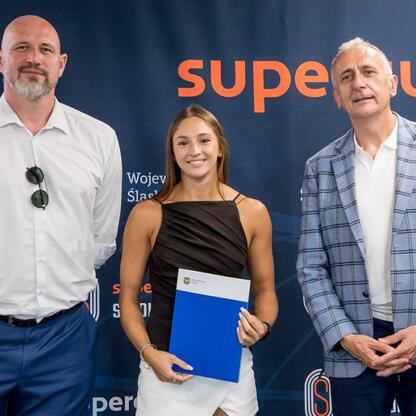 Leszek Pietraszek, wicemarszałek Województwa Śląskiego, wręcza nagrody sportowcom na Superauto.pl Stadionie Śląskim. (wygenerowano przez AI)