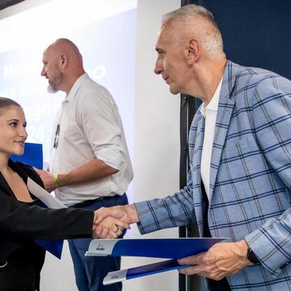 Wicemarszałek Województwa Śląskiego Leszek Pietraszek wręcza nagrodę sportowcom na Stadionie Śląskim. (wygenerowano przez AI)