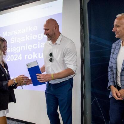 Wicemarszałek Województwa Śląskiego Leszek Pietraszek wręcza nagrody sportowcom na Superauto.pl Stadionie Śląskim. (wygenerowano przez AI)