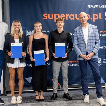 Wicemarszałek Województwa Śląskiego Leszek Pietraszek wręcza nagrody sportowcom na Superauto.pl Stadion Śląskim. (wygenerowano przez AI)