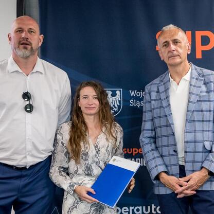 Wicemarszałek Województwa Śląskiego Leszek Pietraszek wręcza nagrody sportowcom na Superauto.pl Stadionie Śląskim. (wygenerowano przez AI)