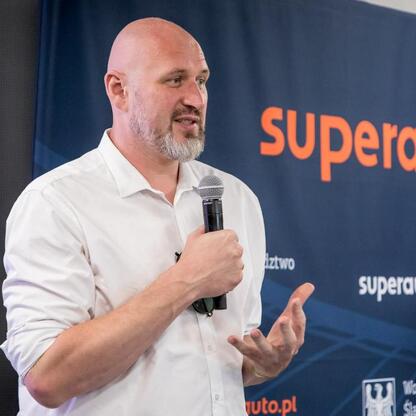 Na Superauto.pl Stadionie Śląskim wicemarszałek Leszek Pietraszek przemawia podczas uroczystości wręczenia Nagród Marszałka Województwa Śląskiego. (wygenerowano przez AI)