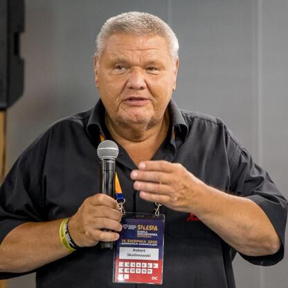 Na zdjęciu: Robert Skolimowski, prezes Fundacji Kamili Skolimowskiej, przemawia na ceremonii Silesia Sports Awards na Superauto.pl Stadium Śląskim. (wygenerowano przez AI)