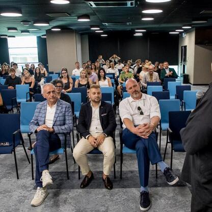 Wicemarszałek Województwa Śląskiego Leszek Pietraszek wręcza nagrody sportowcom na Superauto.pl Stadionie Śląskim. (wygenerowano przez AI)